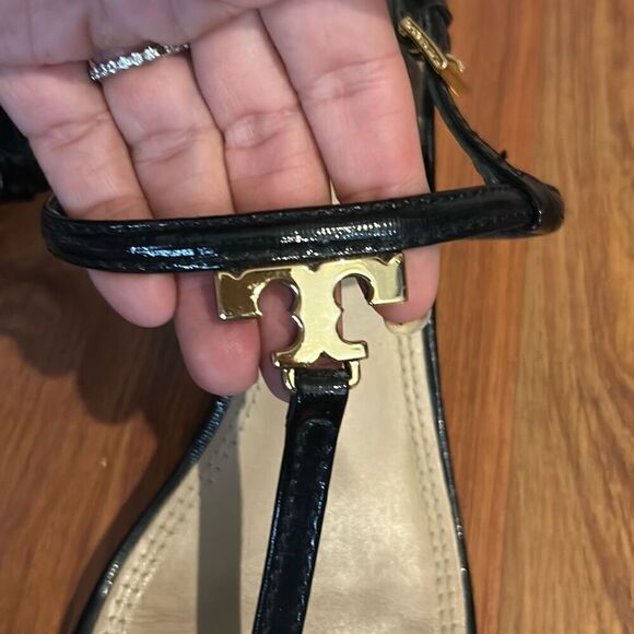 Tory Burch black low heels with gold hardware strap T strap size 10 patent leath - Picture 2 of 9